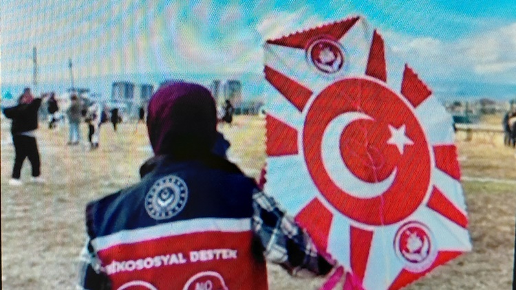 Uçurtmalar Gökyüzünde, Cumhuriyet Sevinci Yüreklerde