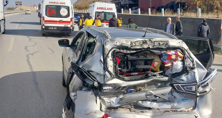 Sungurlu’da Kamyon ile Otomobil Çarpıştı: 5 Yaralı