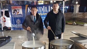 Çorum’da Regaip Kandili’nde Vatandaşlara Süt İkramı