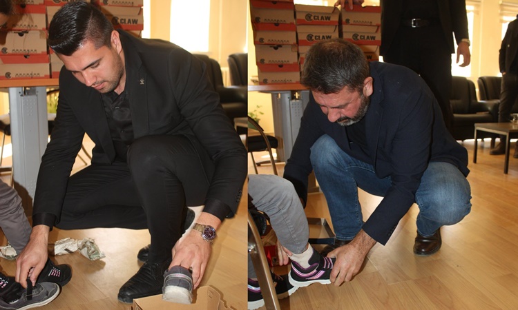 Ak Gençlik Köylerde Öğrencilere Bot Dağıttı