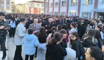 Öğrencilerle Bol Bol Sohbet Ettiler