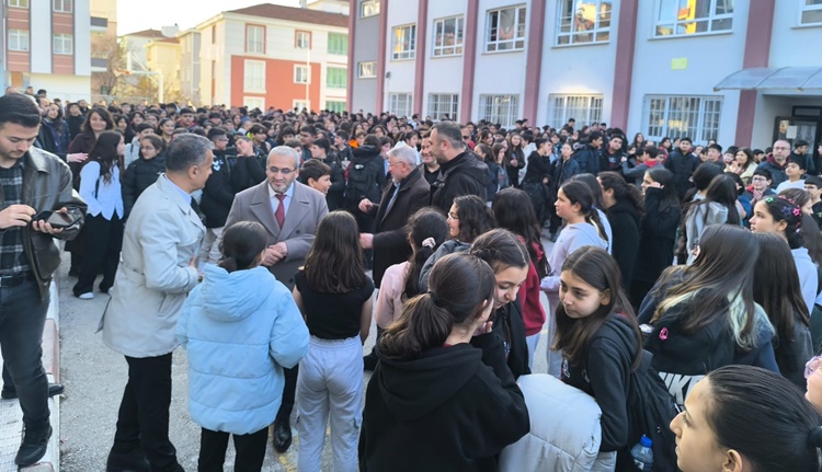 Öğrencilerle Bol Bol Sohbet Ettiler