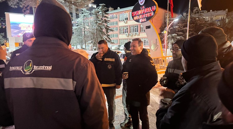 Başkan Dere’den Karla Mücadele Ekiplerine Sıcak Kahve İkramı