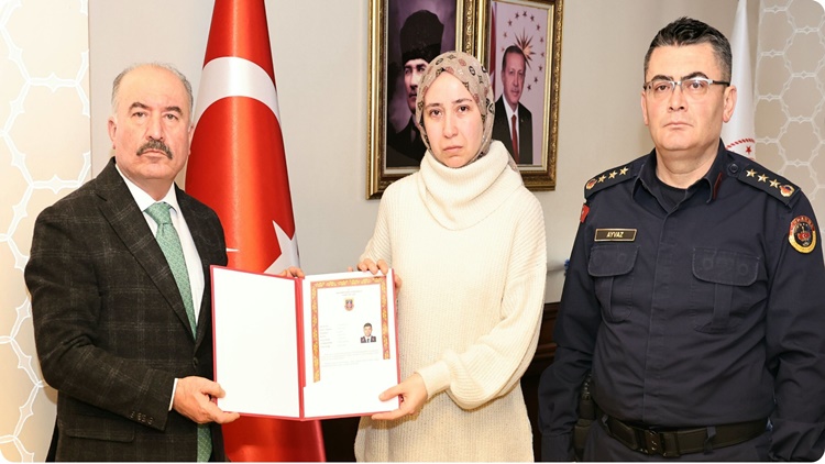 Vali Çalgan’dan Şehit Üsteğmenin Ailesine Anlamlı Takdim