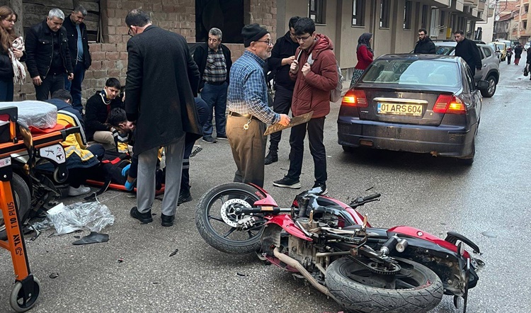 İskilip’te Motosiklet Park Halindeki Araca Çarptı: 2 Yaralı