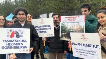 Öğrenciler Ve Sağlık Çalışanları Ağaç Dikti