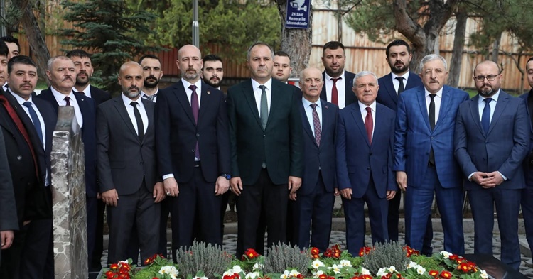 MHP Teşkilatı’ndan Alparslan Türkeş’in Kabri’ne Ziyaret