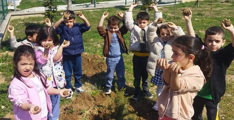 Minik Ellerden Geleceğe Nefes