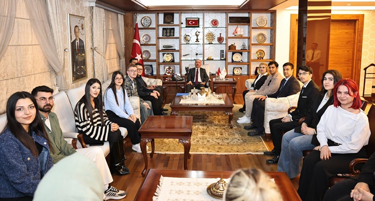 Vali Çalgan, Tecrübelerini Öğrencilerle Paylaştı