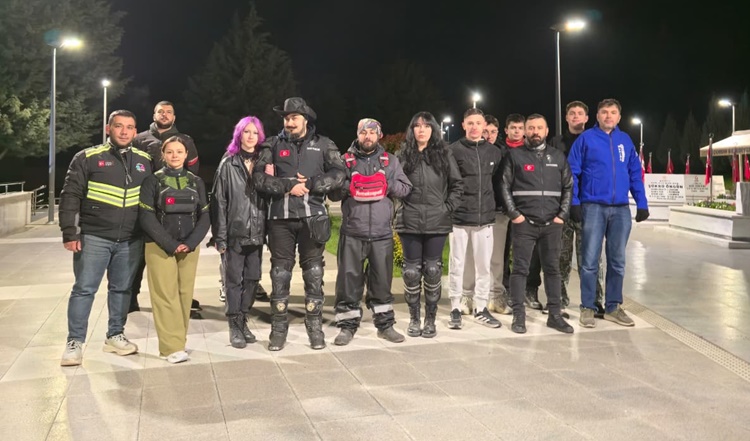 Motosikletlilerden Anlamlı Kortej