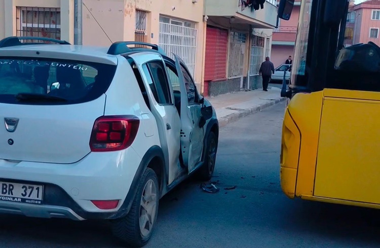 Halk Otobüsü İle Otomobil Çarpıştı: 4 Kişi Yaralandı