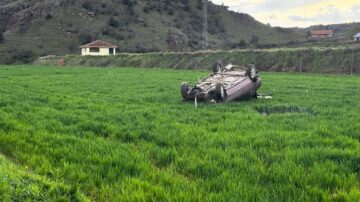 Otomobil Tarlaya Devrildi: 1 Yaralı