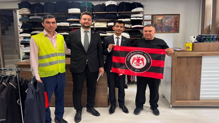 Genç Refah’tan Esnafa Çorum Fk Bayrağı