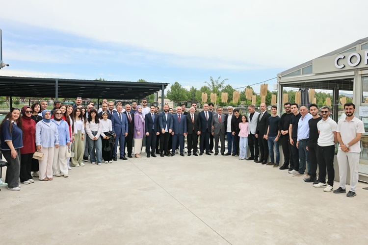 Devlet Protokolü ve Gençler Bayram Kahvaltısında Buluştu
