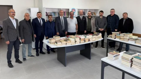 MHP’den Devlet Bahçeli Ortaokulu’na Kitap Bağışı