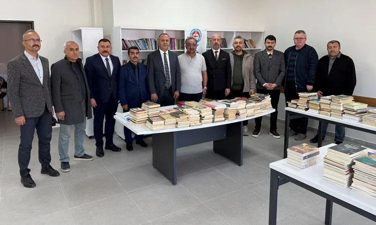 MHP’den Devlet Bahçeli Ortaokulu’na Kitap Bağışı
