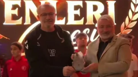 Mustafa Özdemir’e Yılın Antrenörü Ödülü!
