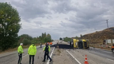 Çorum–Alaca Yolunda Kömür Yüklü Tır Devrildi