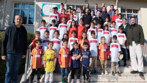 Seydim Köyünde Minik Yürekler Spor Hediyeleri İle Sevindi