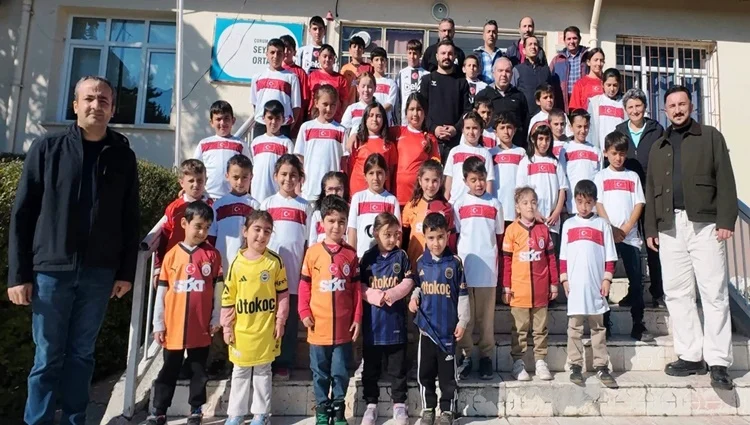 Seydim Köyünde Minik Yürekler Spor Hediyeleri İle Sevindi